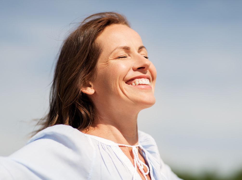 persona feliz despues de vencer su dependencia emocional