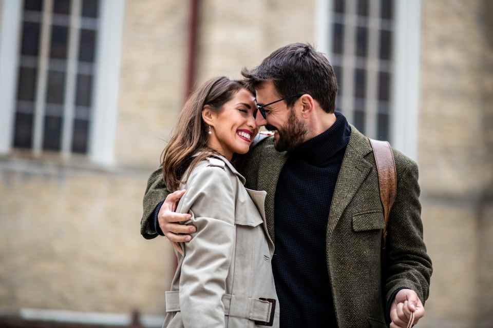 Pareja caminando en la naturaleza: "Cómo el autocuidado potencia vínculos saludables.