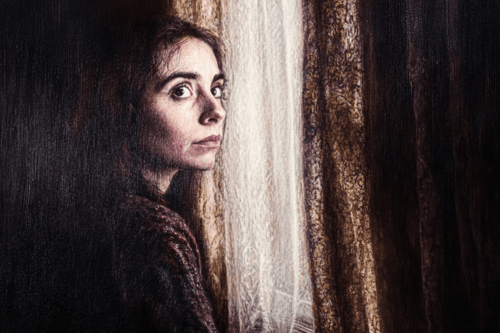 Alt: mujer mirando por la ventana, con expresión reflexiva después de una ruptura, representando el proceso de autoconocimiento y transformación personal.