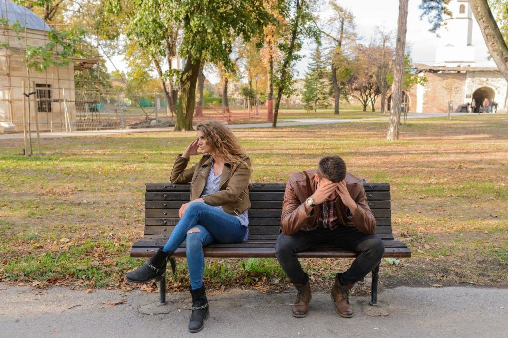 Pareja reflexionando sobre su relación, pensando si es mejor seguir juntos o separados