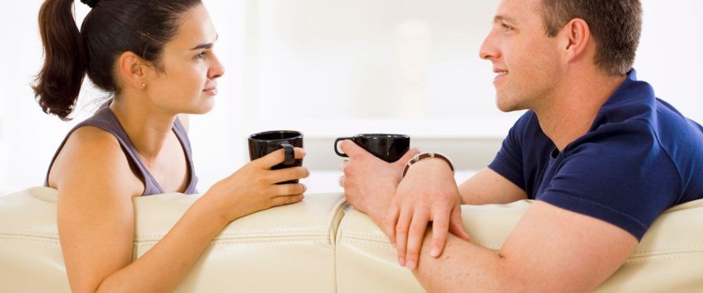Pareja que mantiene el respeto y la comunicación en su relación, trabajando en sus problemas para seguir juntos