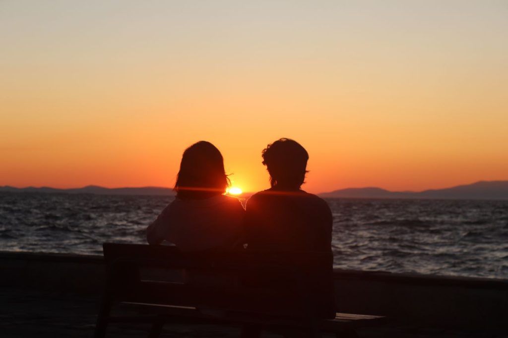 pareja reconstruyendo la confianza después del resentimiento