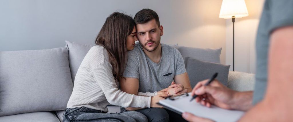 pareja con su coach de relaciones para superar el resentimiento en pareja