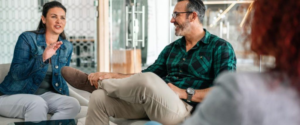 pareja en sesion de coaching para trabajar la reconexión emocional