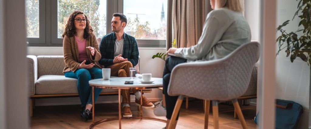 Pareja practicando diálogo seguro para mejorar la comunicación y romper patrones tóxicos.