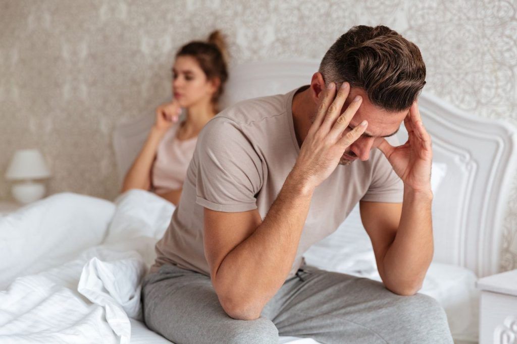 pareja en silencio tras una discusión, ley del hielo en la pareja