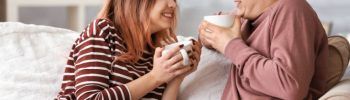 Pareja comunicándose con empatía y conexión emocional
